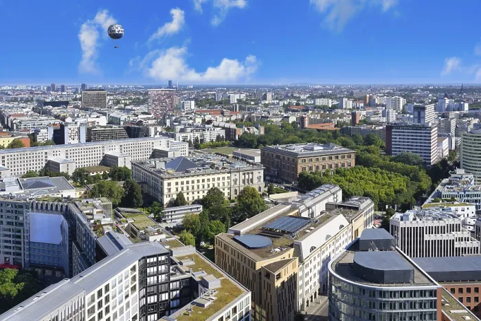 Gerahmter Druck : Ausgeglichener Blick von einem Dachgebäude. Gerahmter Druck : Ausgeglichener Blick von einem Dachgebäude.