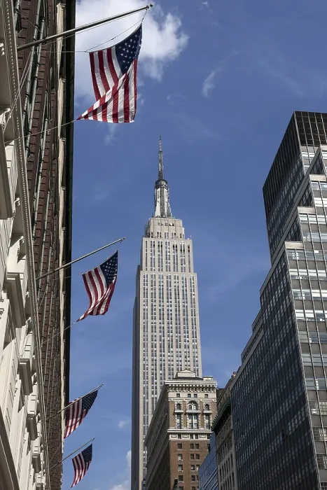 Gerahmter Druck : Empire State Building, US-Flaggen auf einem Gebäude. Gerahmter Druck : Empire State Building, US-Flaggen auf einem Gebäude.