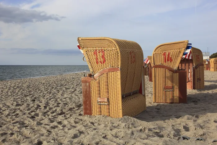 Gerahmter Druck : Leere, verschlossene Strandstühle am Strand. Gerahmter Druck : Leere, verschlossene Strandstühle am Strand.