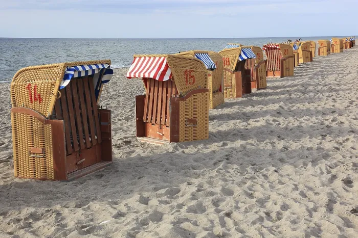 Gerahmter Druck : Leere, verschlossene Strandstühle am Strand. Gerahmter Druck : Leere, verschlossene Strandstühle am Strand.