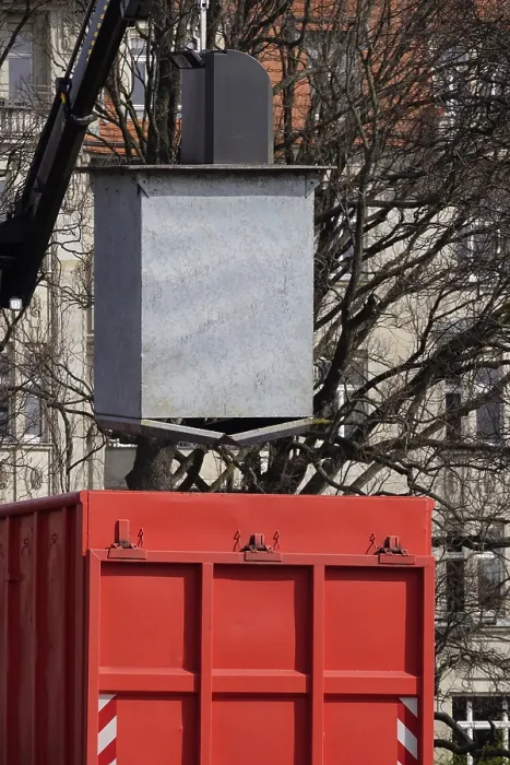 Gerahmter Druck : Ein Container entleeren, Deutschland. Gerahmter Druck : Ein Container entleeren, Deutschland.