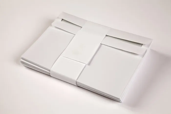 Gerahmter Druck : Briefmarkenumschläge mit einem Paketband, Rückseite Briefmarkenumschläge mit einem Paketband Gerahmter Druck : Briefmarkenumschläge mit einem Paketband, Rückseite Briefmarkenumschläge mit einem Paketband
