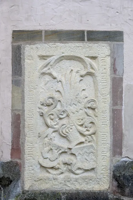 Gerahmter Druck : Epitaph aus dem Jahr 1497 an der Stadtkirche. Gerahmter Druck : Epitaph aus dem Jahr 1497 an der Stadtkirche.