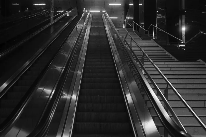 Gerahmter Druck : Rolltreppe zur U-Bahn, Düsseldorf. Gerahmter Druck : Rolltreppe zur U-Bahn, Düsseldorf.