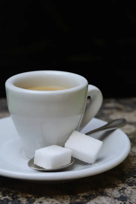 Gerahmter Druck : Espresso-Tasse mit Zuckerwürfel. Gerahmter Druck : Espresso-Tasse mit Zuckerwürfel.