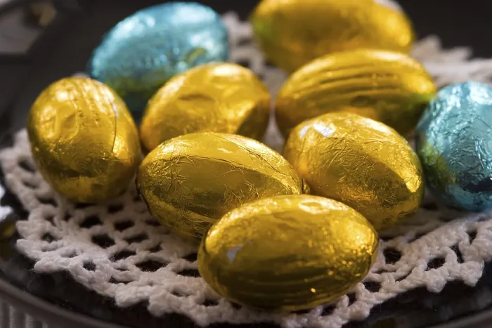 Gerahmter Druck : Schokoladen-Eier aus Ester auf einem schwarzen Teller. Gerahmter Druck : Schokoladen-Eier aus Ester auf einem schwarzen Teller.
