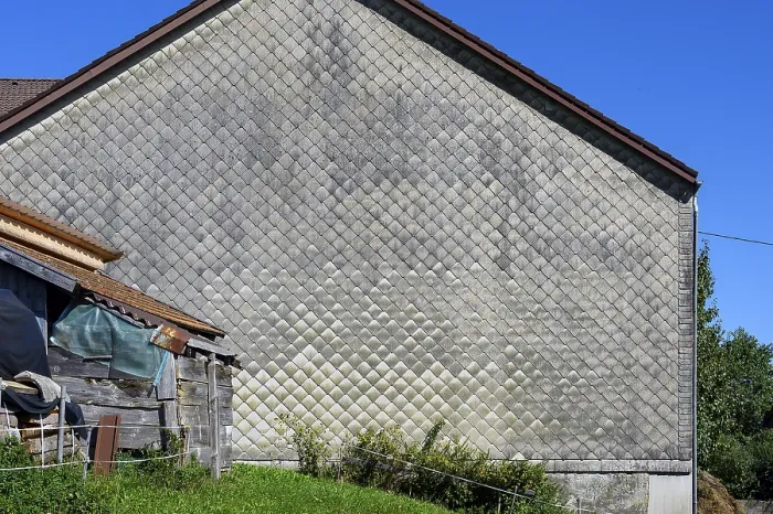 Gerahmter Druck : Eternit-Fassade auf Bauernhof, Eternit. Gerahmter Druck : Eternit-Fassade auf Bauernhof, Eternit.