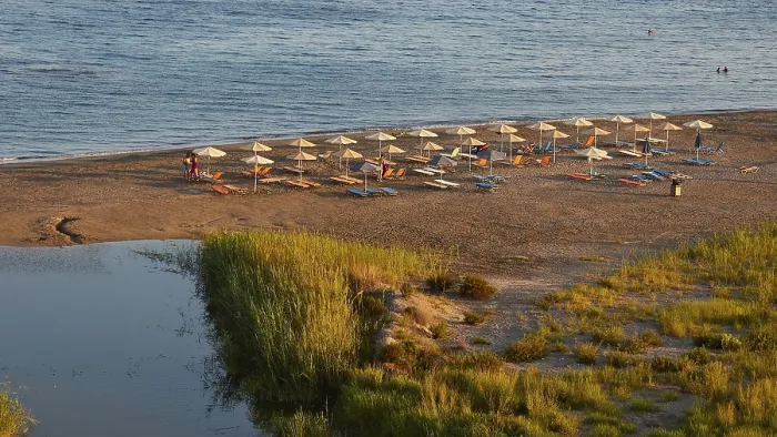 Gerahmter Druck : Abendlicht, Strand, Schirme. Gerahmter Druck : Abendlicht, Strand, Schirme.