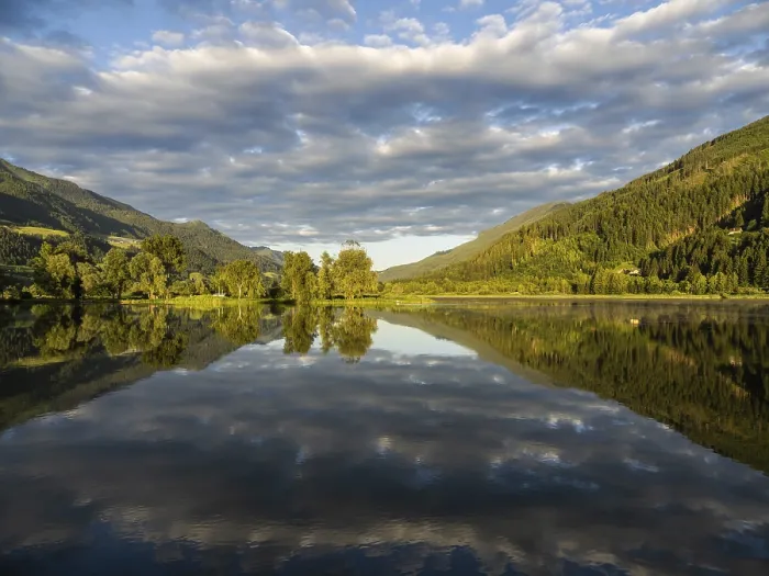 Gerahmter Druck : Abendlicht, Waldlandschaft und Wolken im See. Gerahmter Druck : Abendlicht, Waldlandschaft und Wolken im See.