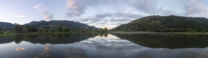 Gerahmter Druck : Abendlicht, Waldlandschaft im See gespiegelt. Gerahmter Druck : Abendlicht, Waldlandschaft im See gespiegelt.
