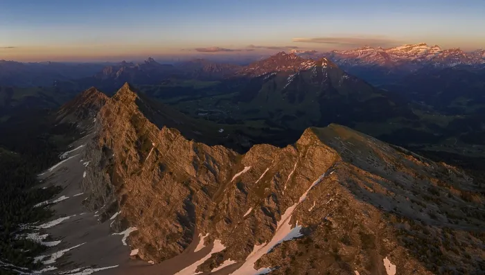 Gerahmter Druck : Abendlicht auf Gipfel mit Blick auf Berge. Gerahmter Druck : Abendlicht auf Gipfel mit Blick auf Berge.