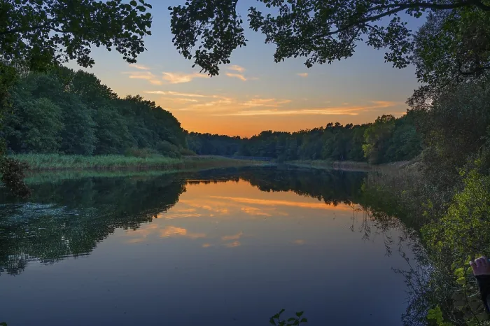 Gerahmter Druck : Abendlicht, das in einem See widergespiegelt wird. Gerahmter Druck : Abendlicht, das in einem See widergespiegelt wird.