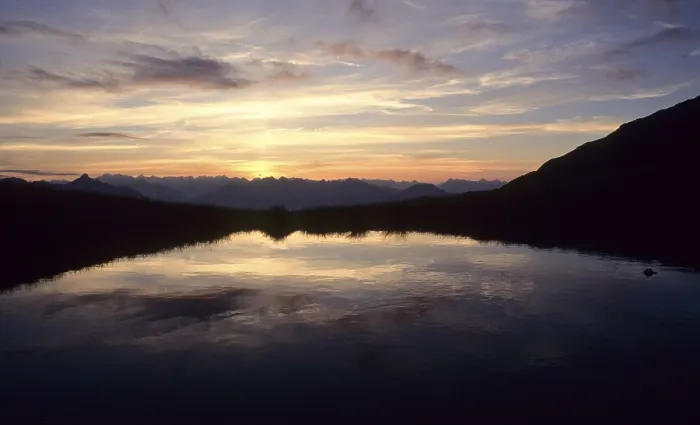 Gerahmter Druck : Abendlicht, das in einem Bergsee widergespiegelt wird. Gerahmter Druck : Abendlicht, das in einem Bergsee widergespiegelt wird.