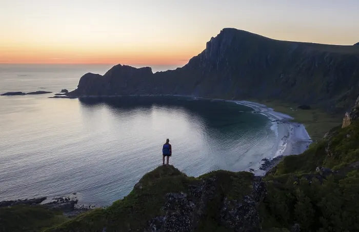 Gerahmter Druck : Abendstimmung, Wanderer auf Felsen, Klippen. Gerahmter Druck : Abendstimmung, Wanderer auf Felsen, Klippen.