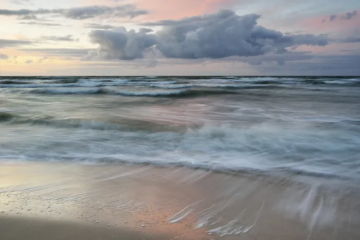 Gerahmter Druck : Abendstimmung auf dem sandigen Strand, Wellen, Weststrand, Rügen, Ostsee, Mecklenburg-Vorpommern Gerahmter Druck : Abendstimmung auf dem sandigen Strand, Wellen, Weststrand, Rügen, Ostsee, Mecklenburg-Vorpommern