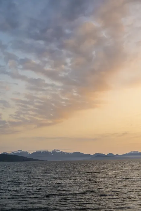 Gerahmter Druck : Abendhimmel mit Wolken am Meer. Gerahmter Druck : Abendhimmel mit Wolken am Meer.