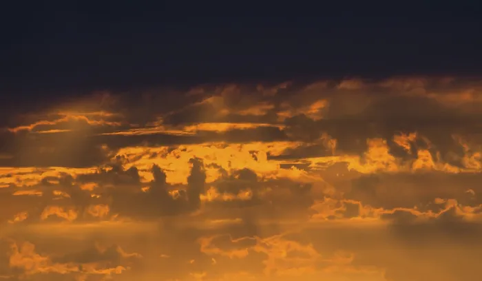 Gerahmter Druck : Abendhimmel mit rötlich gefärbten Wolken. Gerahmter Druck : Abendhimmel mit rötlich gefärbten Wolken.