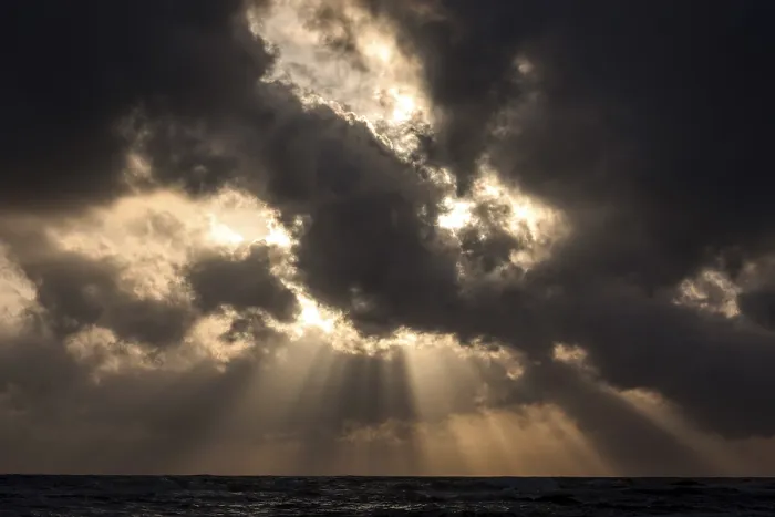 Gerahmter Druck : Abendsonne, Strahlen der Licht, dunkle Wolken über dem Meer. Gerahmter Druck : Abendsonne, Strahlen der Licht, dunkle Wolken über dem Meer.