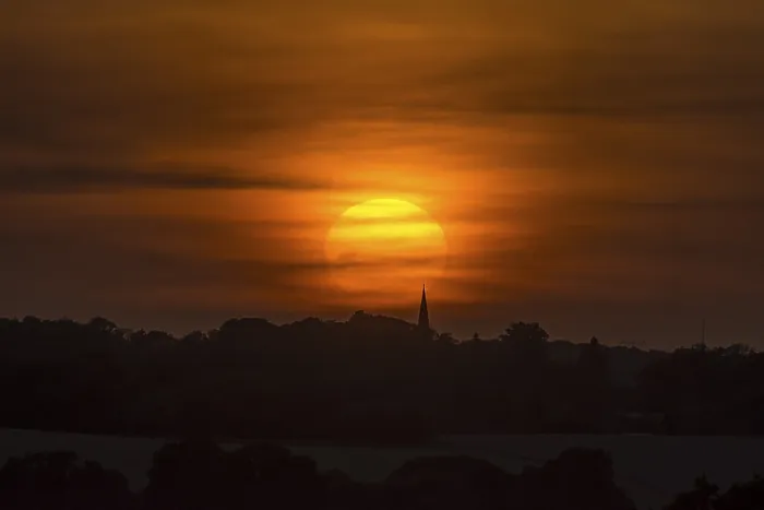 Gerahmter Druck : Abendsonne hinter Wolken, Schönberg. Gerahmter Druck : Abendsonne hinter Wolken, Schönberg.