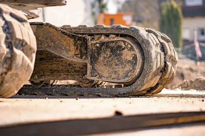Gerahmter Druck : Baggerketten auf Baustelle Gerahmter Druck : Baggerketten auf Baustelle