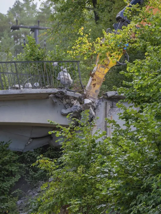 Gerahmter Druck : Ein Bagger arbeitet an Ende einer Brücke. Gerahmter Druck : Ein Bagger arbeitet an Ende einer Brücke.