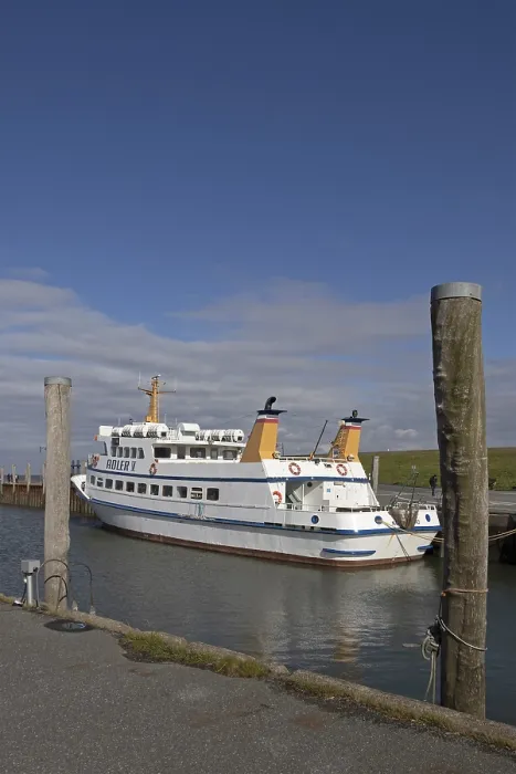 Gerahmter Druck : Bootausflugsschiff Adler V im Hafen. Gerahmter Druck : Bootausflugsschiff Adler V im Hafen.