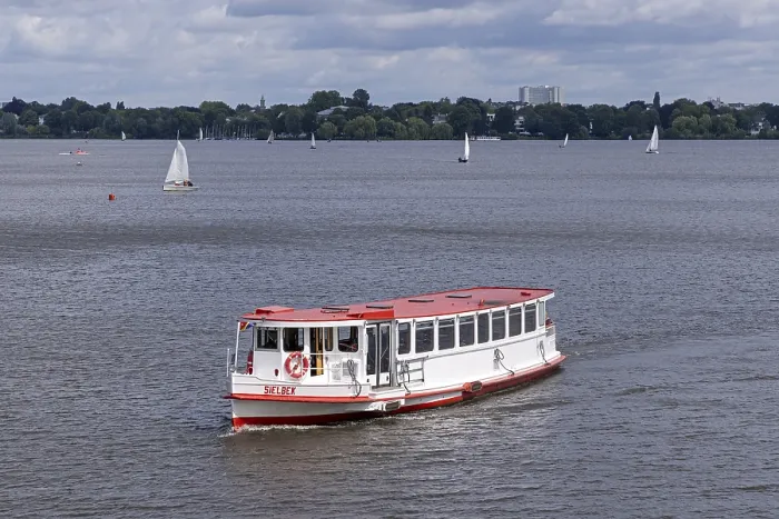 Gerahmter Druck : Ausflugsboot, Barge, Außenalster Gerahmter Druck : Ausflugsboot, Barge, Außenalster