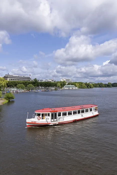 Gerahmter Druck : Ausflugsboot, Barge, Außenalster Gerahmter Druck : Ausflugsboot, Barge, Außenalster