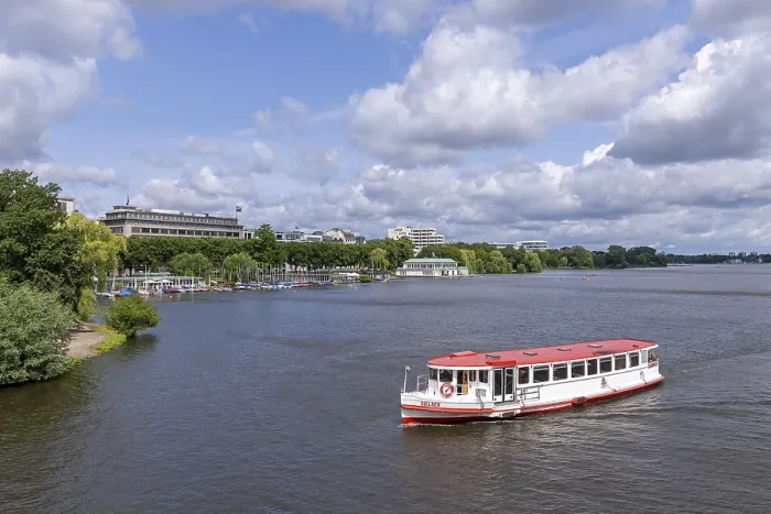 Gerahmter Druck : Ausflugsboot, Barge, Außenalster Gerahmter Druck : Ausflugsboot, Barge, Außenalster