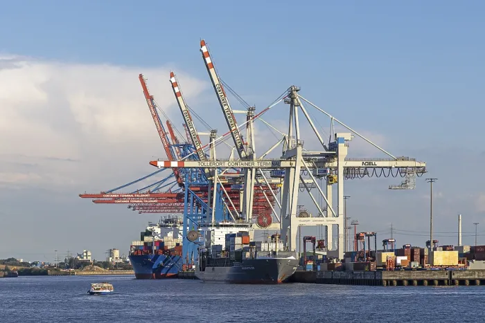 Gerahmter Druck : Ausflugsschiff, Containerfrachter Gerahmter Druck : Ausflugsschiff, Containerfrachter
