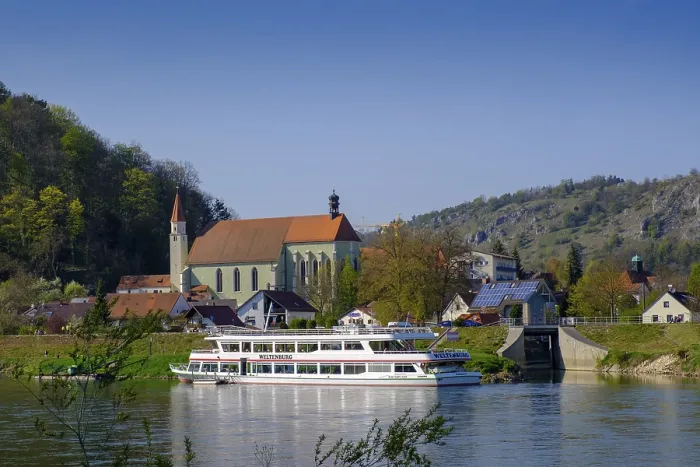 Gerahmter Druck : Bootfahrt am Donauufer bei Kelheim, Altmühltal Naturpark, Niederbayern, Bayern Gerahmter Druck : Bootfahrt am Donauufer bei Kelheim, Altmühltal Naturpark, Niederbayern, Bayern