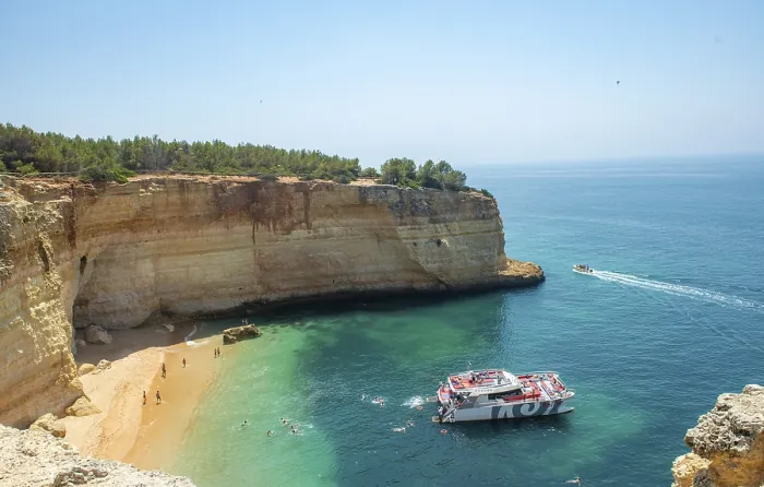 Gerahmter Druck : Ausflugsboot in turkisem Meer. Gerahmter Druck : Ausflugsboot in turkisem Meer.