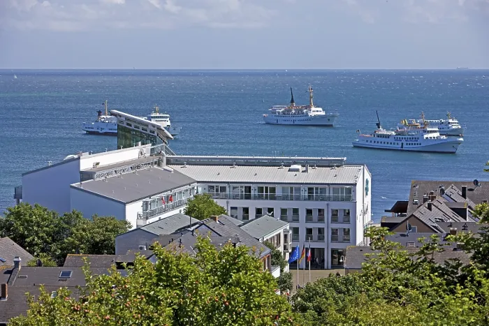 Gerahmter Druck : Ausflugsboote, Hotelkomplex Gerahmter Druck : Ausflugsboote, Hotelkomplex
