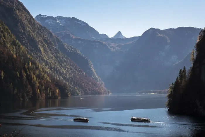 Gerahmter Druck : Ausflugsboote auf dem Königssee. Gerahmter Druck : Ausflugsboote auf dem Königssee.