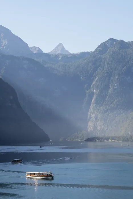 Gerahmter Druck : Ausflugsdampfer auf dem Königsee. Gerahmter Druck : Ausflugsdampfer auf dem Königsee.