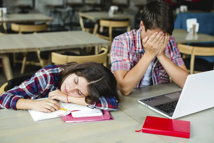 Gerahmter Druck : Erschöpfte Studenten-Desktop Gerahmter Druck : Erschöpfte Studenten-Desktop