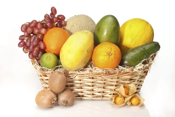 Gerahmter Druck : Exotische Früchte in einem Korb, Melonen. Gerahmter Druck : Exotische Früchte in einem Korb, Melonen.
