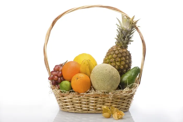 Gerahmter Druck : Exotisches Obst in einem Korb, Ananas. Gerahmter Druck : Exotisches Obst in einem Korb, Ananas.