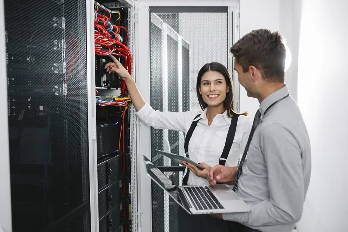 Gerahmter Druck : IT-Experte überprüft Supercomputer-Server. Gerahmter Druck : IT-Experte überprüft Supercomputer-Server.