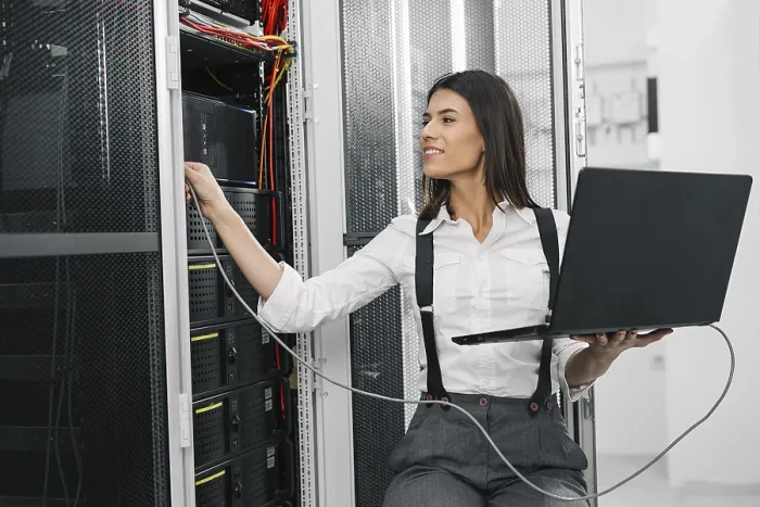 Gerahmter Druck : IT-Experte überprüft Supercomputer-Server. Gerahmter Druck : IT-Experte überprüft Supercomputer-Server.