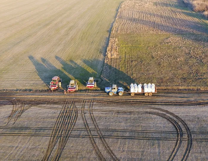 Gerahmter Druck : Export von Düngemitteln in die Felder. Gerahmter Druck : Export von Düngemitteln in die Felder.