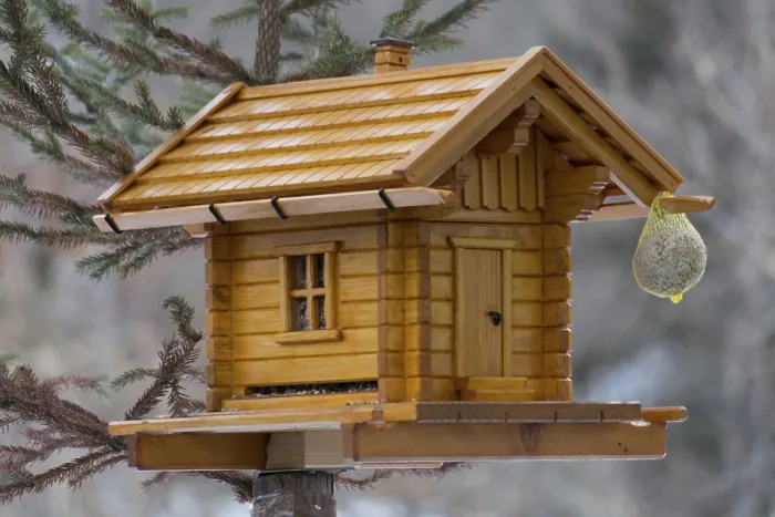 Gerahmter Druck : Exquisites Vogelhaus aus festem Holz. Gerahmter Druck : Exquisites Vogelhaus aus festem Holz.