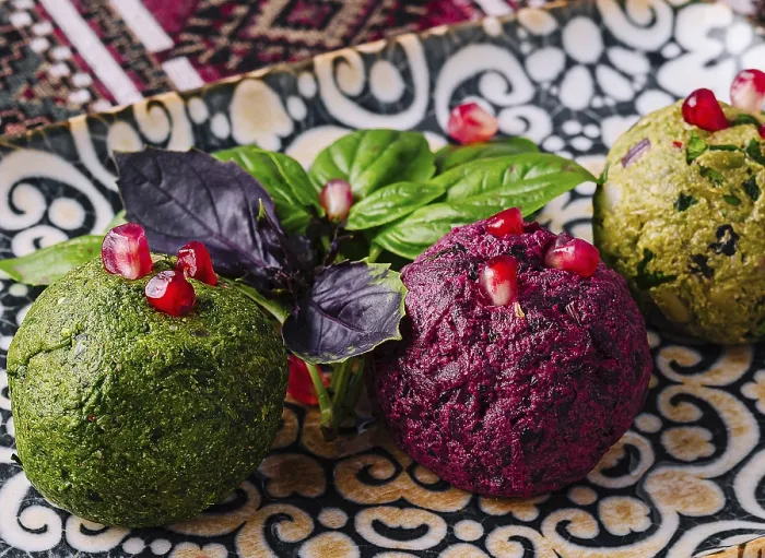 Gerahmter Druck : Exquisites veganes Vorspeisegericht, serviert auf einem gemusterten Teller. Gerahmter Druck : Exquisites veganes Vorspeisegericht, serviert auf einem gemusterten Teller.