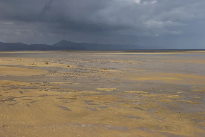 Gerahmter Druck : Weit verlassener Strand, bewölkter Himmel. Gerahmter Druck : Weit verlassener Strand, bewölkter Himmel.