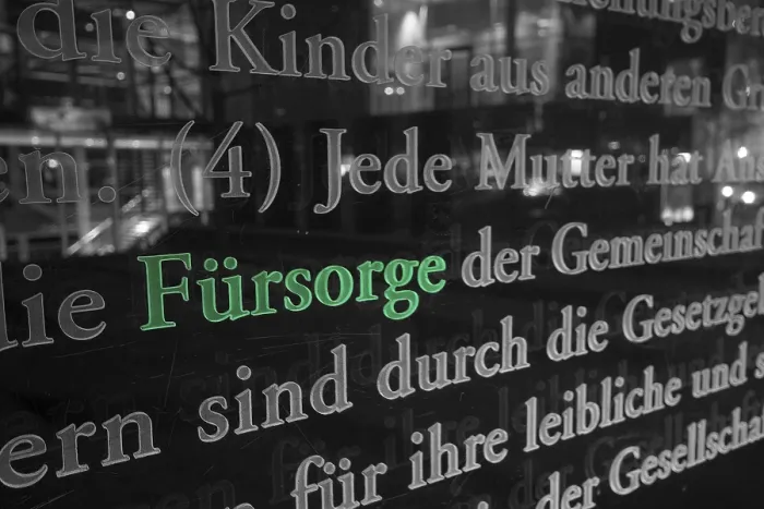 Gerahmter Druck : Aus dem Grundgesetz Gerahmter Druck : Aus dem Grundgesetz