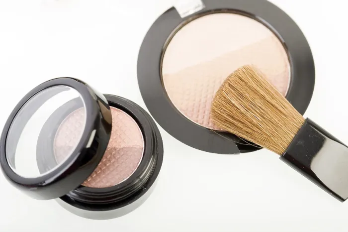 Gerahmter Druck : Auge-Schatten mit Pinsel Gerahmter Druck : Auge-Schatten mit Pinsel