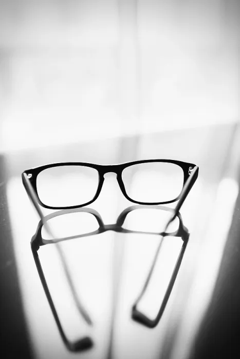 Gerahmter Druck : Brille auf Glasplatte mit Reflexion. Gerahmter Druck : Brille auf Glasplatte mit Reflexion.