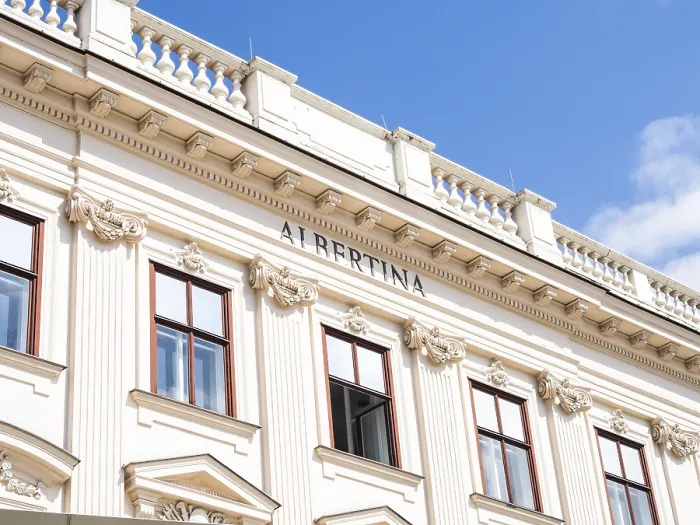 Gerahmter Druck : Fassade der Albertina, Detail. Gerahmter Druck : Fassade der Albertina, Detail.