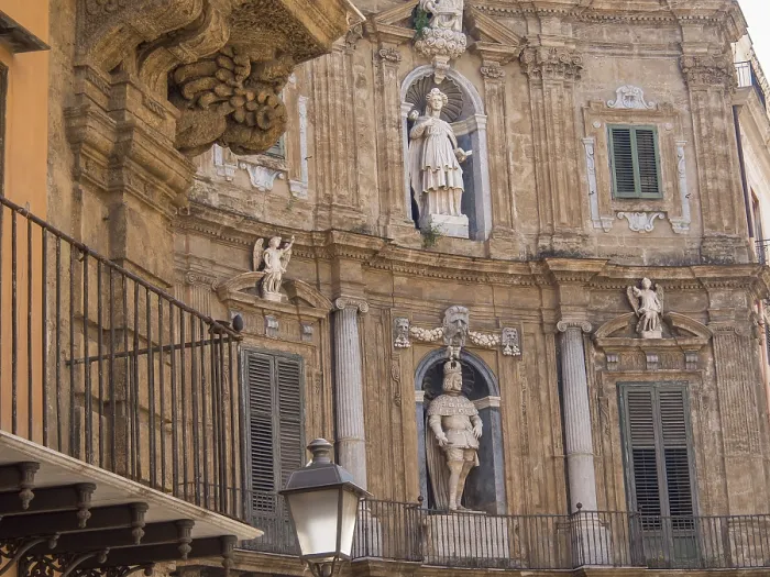 Gerahmter Druck : Fassade eines barocken Gebäudes mit Statuen. Gerahmter Druck : Fassade eines barocken Gebäudes mit Statuen.