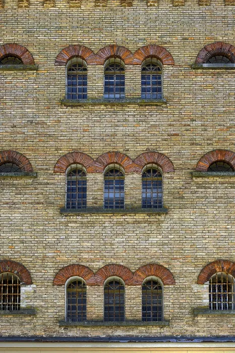 Gerahmter Druck : Fassade, Backstein-Turm mit bogenförmigen Fenstern. Gerahmter Druck : Fassade, Backstein-Turm mit bogenförmigen Fenstern.